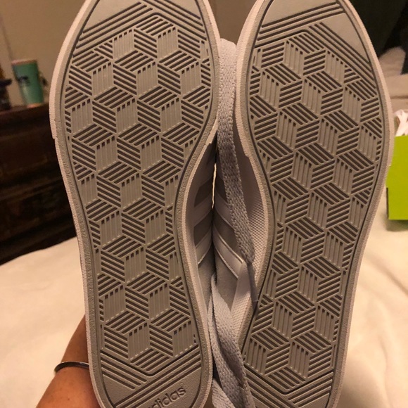 Tennis shoes - Picture 4 of 5